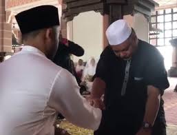 Tetapi yang kedua adalah karena kisah ini menceritakan tentang kasih seorang ayah di bumi. Kasih Seorang Ayah Sebak Ketika Jadi Wali Pernikahan Anak Perempuannya Keluarga