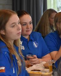 JACKIE EVERS NEEMT NA 10 JAAR AFSCHEID ALS COACH. Gistermiddag verraste de  speelsters en staf van VR1 Jackie Evers met een gezellig afscheidsfeestje  op de club. Na 10 jaar actief te zijn