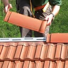 Installer Un Faitage A Sec Sur Une Couverture En Tuiles Plates Tuiles Couverture Toiture Toiture Tuile
