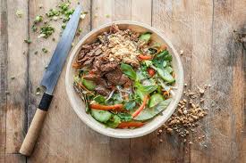 Bo Bun Thai Boeuf Marine A La Citronnelle Vermicelles De Riz Legumes Croquants Cacahuetes Torrefiees Cuisine Asiatique Recettes De Cuisine Emince De Boeuf