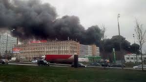 Горит склад пиротехники, прогремело не менее 100 взрывов. Na Yuge Moskvy Obrushilas Krovlya Goryashego Sklada S Tkanyami Ria Novosti 13 12 2019