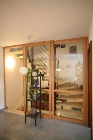 Wunderschone Schiebeture Vor Dem Treppenhaus In Glas Und Holz Kombination So Wird Larm Und Kalte Luft Vom Wohnbereich Fern Geh Wohnen Treppe Haus Offenes Haus