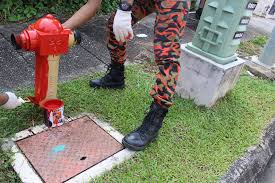 Pengguna menghubungkan hos ke pili bomba seterusnya membuka suatu injap padanya untuk mengalirkan air. Portal Rasmi Jabatan Bomba Dan Penyelamat Malaysia Putrajaya 17 Jan 2017 Aktiviti Mengecat Pili Bomba Di Presint 9 Dan Presint 10