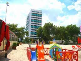 Otel mamaia şehir merkezine 5 kilometre mesafesinde konumlanır. Hotel Riviera Mamaia