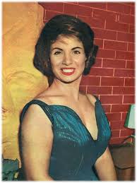 صور - مها صبري (22 مايو 1932 - 16 ديسمبر 1989) اسمها الحقيقي “زكية فوزي  محمود”، ولدت يوم 22 مايو عام 1932م ، على الرغم من عشقها للغناء منذ طفولتها  إلا أنها