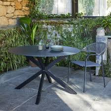 Meubles de maison produit neuf jamais utilisé table de jardin tres confortable légère et solide couleur vif avec parasol et socle pour 4 personnes. Ensemble Table 4 Places En Verre Et Aluminium Chaise De Jardin En Aluminium Et Corde Lorca Ensemble De Table Et Chaise De Jardin Alinea