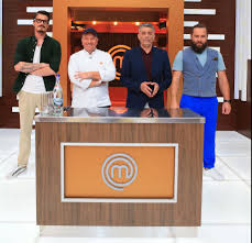 Cine sunt jurații juriul masterchef 2019, sezonul 7 este format din chef joseph hadad, chef silviu chelaru (fost concurent al emisiunii) și cosmin tudoran, expertul în vinuri și fost membru al trupei cassa loco. Chef Ettore Botrini BucÄƒtar Cu O Stea Michelin Le OferÄƒ ConcurenÈ›ilor Un Masterclass In BucÄƒtÄƒrie MolecularÄƒ In Semifinala Masterchef