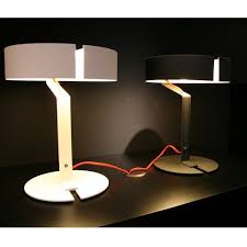 La finition du métal est thermolaquée. Lampe Barbarella Blanche Lampe Design