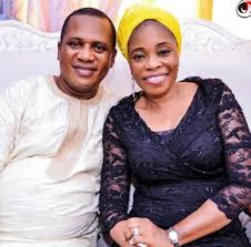 Tope alabi ṣe afiwe ẹni ti baba rẹ ku ti awọn kan si n fọwọ sọya lati ṣe oniduro gẹgẹ bii baba amọ to kan jẹ ẹta lasan. Cupid On Tuesdays On Twitter Hello Lovely People Our Focus Today Will Be On The Family Of A Renowned Gospel Singer Tope Alabi And Her Husband Soji Afolabi This Should Be Fun Tope