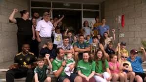 Video | Limerick hurlers bring All-Ireland trophy to CHI at Crumlin | RTÉ