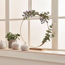 In Diesem Look Zeigen Wir Dir Unseren Dekoring Herbstlich Und Modern Inszeniert Wickel Den Eukalyptus Sowie Die Stiel Fensterbank Dekorieren Deko Ideen Dekor