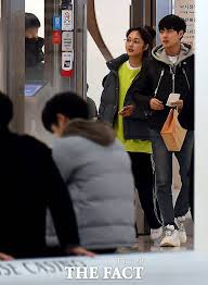 좋은 동료로 남기로 했다고 3일 밝혔다. 1ë…„ì§¸ ì—´ì•  ì¤' ì¼ë„ ì‚¬ëž'ë„ ë‹¤ìž¡ì€ ê¹€ë³´ë¼ ì¡°ë³'ê·œ ìŠ¤íƒ€íˆ¬ë°ì´