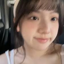 冷知識…Cinderella 原本其實叫Ella ，cinder  是灰塵ㄉ意思，好像是一開始因為灰姑娘睡在那個煙囪旁邊（取暖那個）然後隔天早上臉上都是灰，所以大姐二姐就給Ella取了這個綽號（看真人版知道ㄉ）：）