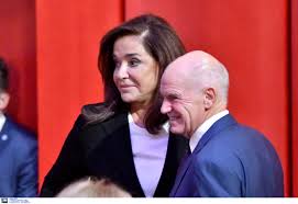 Δίνουν και παίρνουν σε πολλά blogs οι φήμες ότι ο. H Mageirissa Ntora Mpakogiannh Ekane To Trapezi Se Papandreoy Kai Katroygkalo