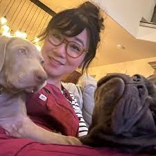 나는 미국에 와서 석사 박사까지하고 교수가 못돼서 마음에 한이 있다. 피아니스트로 교수가 되려면 실력이 완전 어마무시하게 좋든지. 아님  연주도 하고 가르치기도 잘하고 연구도 하고 발표도 하러 다니고 그래야 하는건데. 그걸 몰랐다. 아무도