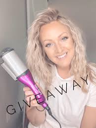 Giving away this hair tool! All you gotta do is go SHARE this video and  comment you did so to be entered🙌🏻👏🏻  https://www.facebook.com/groups/480885018969457/permalink/1340664116324872/ 