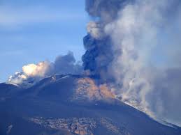 Su constante actividad volcánica no persuade a los lugareños de colocar sus campos y hogares a sus faldas, y su belleza, así como su significado cultural, fueron suficientes para. Global Volcanism Program Etna