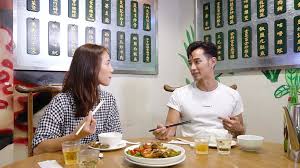 由練美娟主持嘅viutv最新真人騷節目《阿女又戀嚟》，搵嚟4個單身女仔，當中有星二代鍾慧冰個女林靜莉（jeannie）、前主播植詠珊（cathy）、曾效力時裝雜誌的網紅陳詠鈿、now tv sports 主持麥麗怡，節目準備咗 30 位男士畀4位女仔挑選，每人可以分配兩個男士，一個由父母欽點，另一個就由自己揀選. Viutv