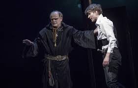 Romeo, montekův syn marek lambora julie, capuletova dcera sabina rojková mercuzio, přítel romea ondřej kraus tybald, synovec paní capuletové marek holý benvolio, přítel romea václav jílek / jiří roskot capulet svatopluk skopal paní capuletová antonie talacková chůva tereza bebarová montek otakar brousek ml. Marek Lambora Jako Romeo Po Ctyricate Pod Juliinym Balkonem Divadlo Na Vinohradech