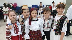 Cantece 1 decembrie pentru copii. Foto Cum Au SÄrbÄtorit Ziua NaÈionalÄ Elevii Din Valu Lui Traian Evenimentul Hai La Hora Satului A Reunit Profesorii Cu PÄrinÈii Èi Elevii Valureni Ro