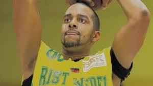 Die gelbe Brust ist breit