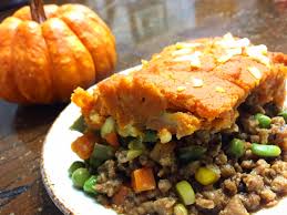 Pumpkin Shepherds Pie With Yves Veggie Round And Veggies Taking Pumpkin To The Next Level Pumpkin Recipes Dinner Vegetarian Holiday Recipes Healthy Recipes