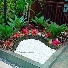 Desain taman tidak selalu mewah, desain taman yang sederhana dan cantik pun sudah cukup membuas rumah menjadi nyaman. Desain Taman Dengan Bunga Warna Warni Percantk Taman Mungil Depan Rumah Homeshabby Com Design Home Plans Home Decorating And Interior Design
