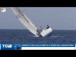 Barca a vela di 11 metri (porta un massimo di 10 persone) di nuova generazione studiata per soddisfare le vostre esigenze di navigazione, comoda per chi vuole divertirsi veleggiando. Barca A Vela Alla Deriva A Nord Dell Argentiera Youtube