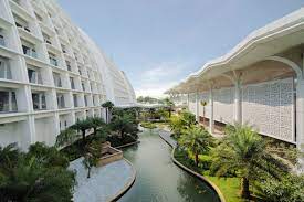 Pertamanya, para pengguna tidak perlu bergerak sangat berbeza dengan sedekad lalu dimana para jemaah perlu berkumpul di kompleks tabung haji kelana jaya serta perlu menaiki bas sejauh 52 km. Movenpick Hotel Convention Centre Klia 5 Sterne Hotel Am Klia