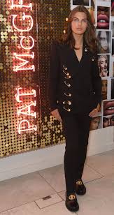 Elizabeth jane hurley was born in basingstoke, hampshire, to angela mary (titt), a teacher, and roy leonard hurley, an army. Elizabeth Hurley S Makeup Model Son Damian Copies Her Iconic Versace Dress Look Huffpost