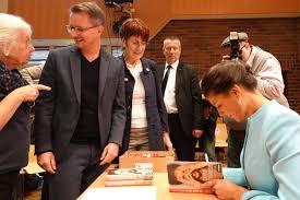 Wagenknecht, die tochter einer deutschen und eines iraners. Lichtenrade Berlin De Linke Diskussion In Lichtenrade Sahra Wagenknecht Und Kevin Kuhnert Im Gemeinschaftshaus