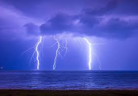 The distribution of lightning, or the incidence of individual strikes, in any particular place is highly dependent on its location, climate, and time of year.lightning does have an underlying spatial distribution. Tordenvejr Sadan Overlever Du Lynnedslag Idenyt
