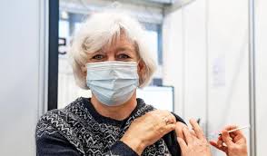 We verzorgen de registratie, zetten het vaccin en na de prik mag je nog 15 minuten. Uitnodiging Vaccinatie Voor Mensen Geboren In 1953 1954 En 1955 Snel Op De Mat Rivm