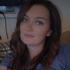 Hi everyone. Does anyone suffer with their face going like this for no  reason? Normally both sides but sometimes only 1? I look like I've been  slapped? Sorry for the rubbish photo,