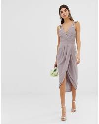 Robes de demoiselle d'honneur grise longue mousseline plissée dos nu longueur robe formelle. Exclusivite Robe Portefeuille Mi Longue A Epaules Ornementees Pour Demoiselle D Honneur Tfnc London En Coloris Gris Lyst