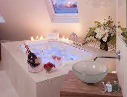 24 Ideen Fur Rosenbad Und Romantische Atmosphare Zum Valentinstag Romantische Badewannen Romantische Ideen Romantisches Bad