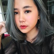 Pilihan warna mencolok dan terang memang lebih mendominasi tahun 2018. Cat Platinum Matt Ash Grey Di One Piece Hair Studio