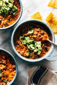 Queso Chicken Chili With Roasted Corn And Jalapeno Pinch Of Yum Recipe In 2020 Roasted Corn Recipes Chicken Chili