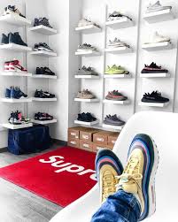 Diy Sneaker Aufbewahrung Bestehend Aus Dem Ikea Lack Regal In Weiss Sneakerhead Room Sneakerhead Bedroom Shoe Room