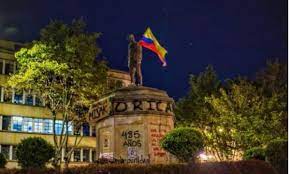 Sin embargo, horas después el monumento fue retirado de su sitio. 28bnzwuf0jokmm