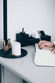 9 Stationary Must Haves Um Den Schreibtisch Zu Verschonern Life Und Style Blog Aus Osterreich Schreibtisch Buroschreibtisch Schreiben