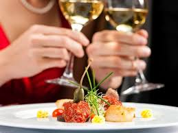 La maisonette offre la possibilità di cena romantica solo per due, con sala interemente riservata alla coppia, con menù particolari e curati in ogni aspetto. San Valentino Fedagripesca Per 4 Italiani Su 5 La Cena Romantica E A Base Di Pesce