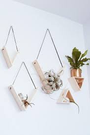 Tablettes Minimalistes Creatives Aux Formes Triangulaires Epurees Et Aux Usines D 39 Air A Idee Deco Bricolage Deco D Interieur Artisanale Etagere Triangle