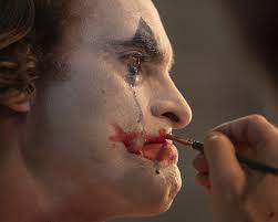 İsyan eden dünyanın ürperten kahkahası