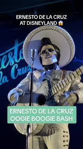Disney Coco Ernesto De La Cruz Illustration, Ernesto De La Cruz Pixar  Musician Animated Film, Mama Coco, Microphone, Hand Png | Pngegg