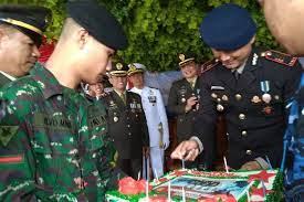 A time for looking back with gratitude at the blessings of another year. Dua Kue Ulang Tahun Dari Polri Di Hut Ke 74 Tni Di Mimika Halaman All Kompas Com