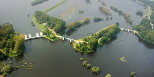 Mittlerweile sprechen die behörden von mehr als 80 todesopfern. Das Hochwasser 2002 Optimierung Der Havelpolder