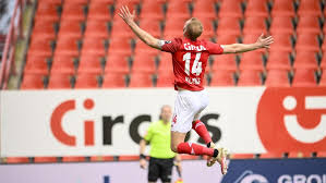 Our colours are purple/white and white/purple. Joao Klauss Elu Homme Du Match Standard Beerschot Chaque Joueur Veut Inscrire Son Nom Dans L Histoire Du Club Le Soir