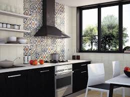 البلاط الإسباني جدار من السيراميك يغطي Plaza صنع في إسبانيا منتجات لخط Porcelanosa و Mainzu ورق جدران 2021