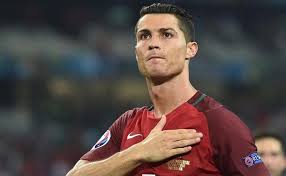 لاعبين في العالم خلال العقد الماضي، الأرجنتيني ميسي والبرتغالي كريستيانو رونالدو، في يوم واحد. Ù†Ø§ÙŠÙƒÙŠ ØªÙƒØ±Ù… Ø§Ù„Ø¨Ø±ØªØºØ§Ù„ÙŠ ÙƒØ±ÙŠØ³ØªÙŠØ§Ù†Ùˆ Ø±ÙˆÙ†Ø§Ù„Ø¯Ùˆ Ø¨Ø­Ø°Ø§Ø¡ Ø¬Ø¯ÙŠØ¯
